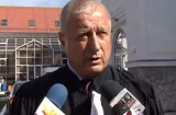 Cu uşile închise!